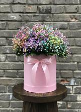 Цветочная композиция из Гипсофила и Розы в шляпной коробке в Нижнекабанской