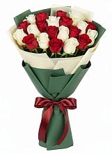 Букет Микс из красных и белых роз в Нижнекабанской