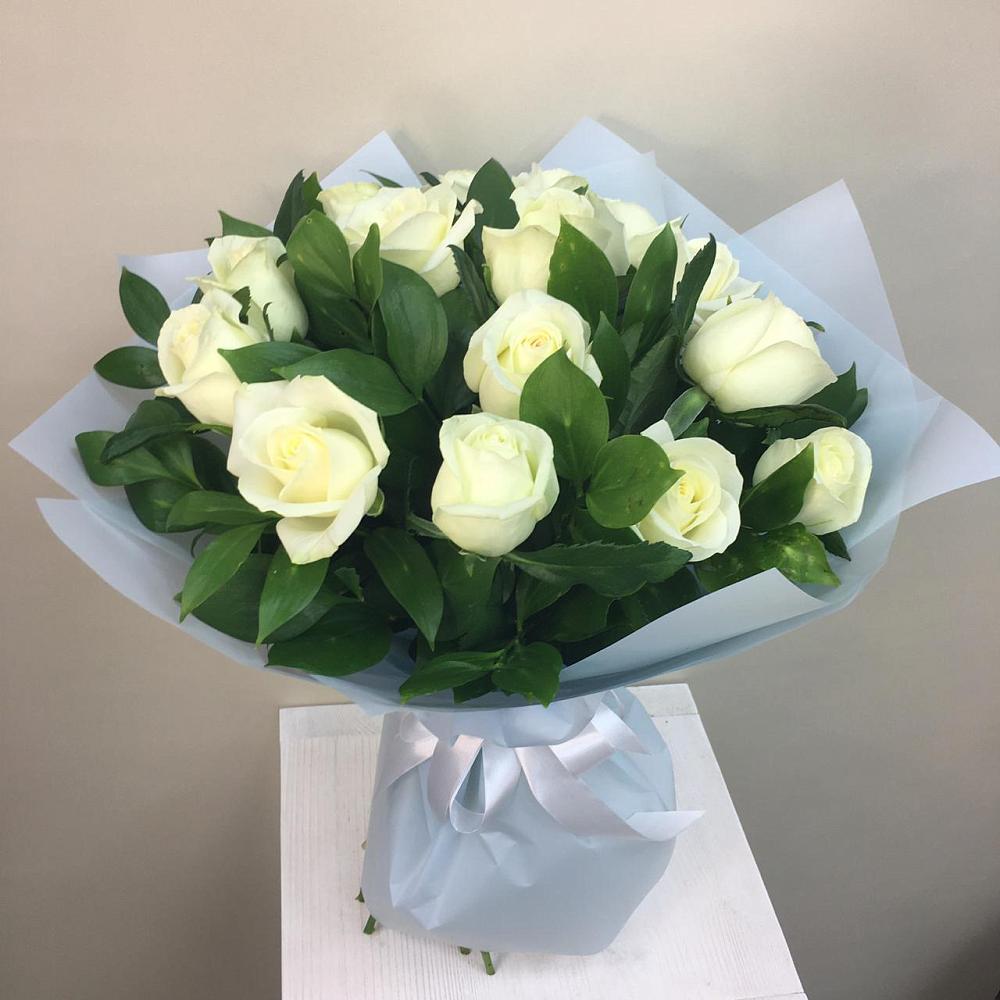 Букет 15 Белых роз Проуд в Нижнекабанской