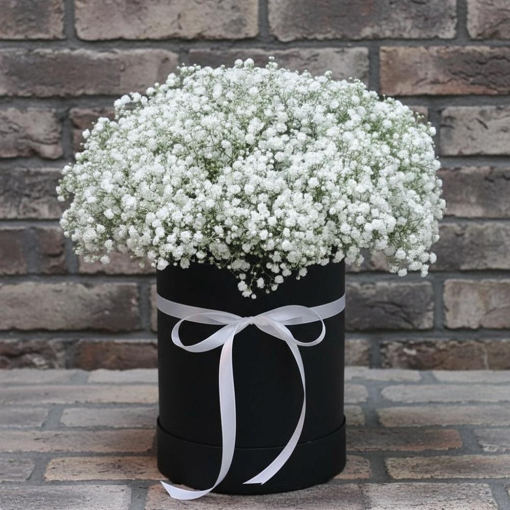 Цветочная композиция из Гипсофила в шляпной коробке в Нижнекабанской