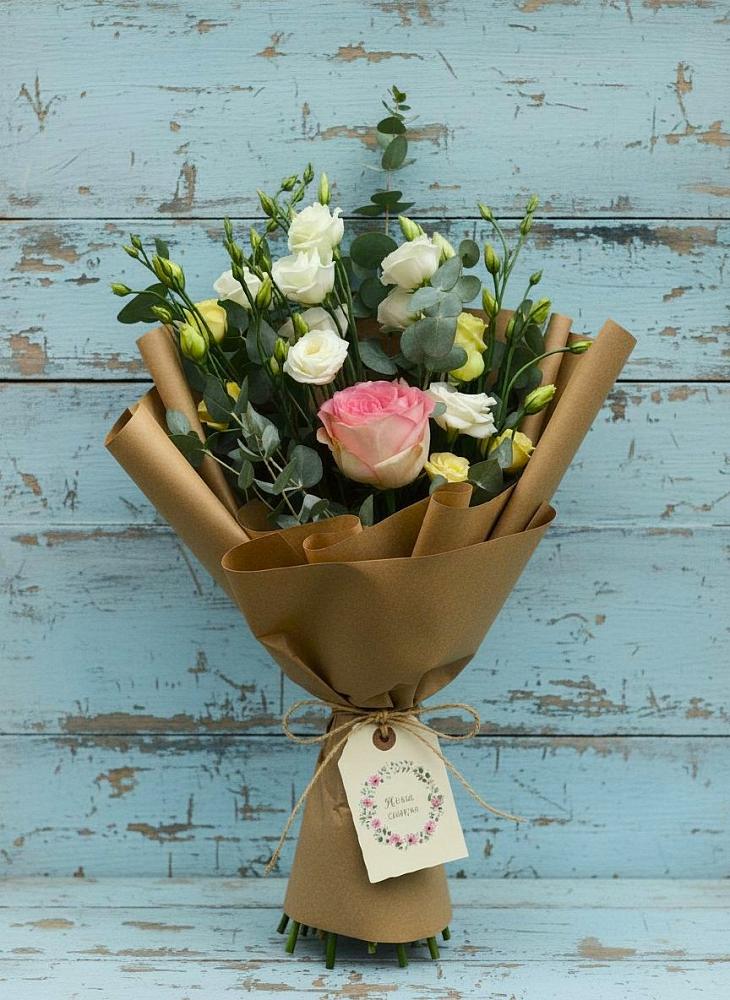 Букет цветов из: Розы и Лизиантусы в Нижнекабанской