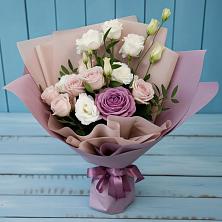 Букет цветов из:  Розы и Лизиантусы в Нижнекабанской