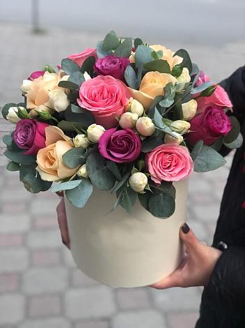 Цветочная композиция из Розы в шляпной коробке в Нижнекабанской