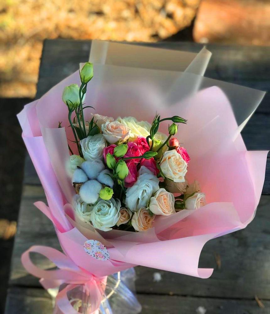 Букет цветов из: Розы и Лизиантусы в Нижнекабанской