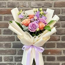 Букет цветов из:  Лизиантусы и Розы в Нижнекабанской