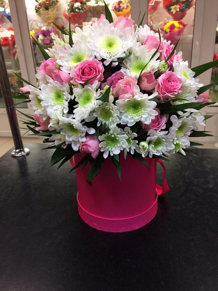 Цветочная композиция из Розы и Хризантемы в шляпной коробке в Нижнекабанской