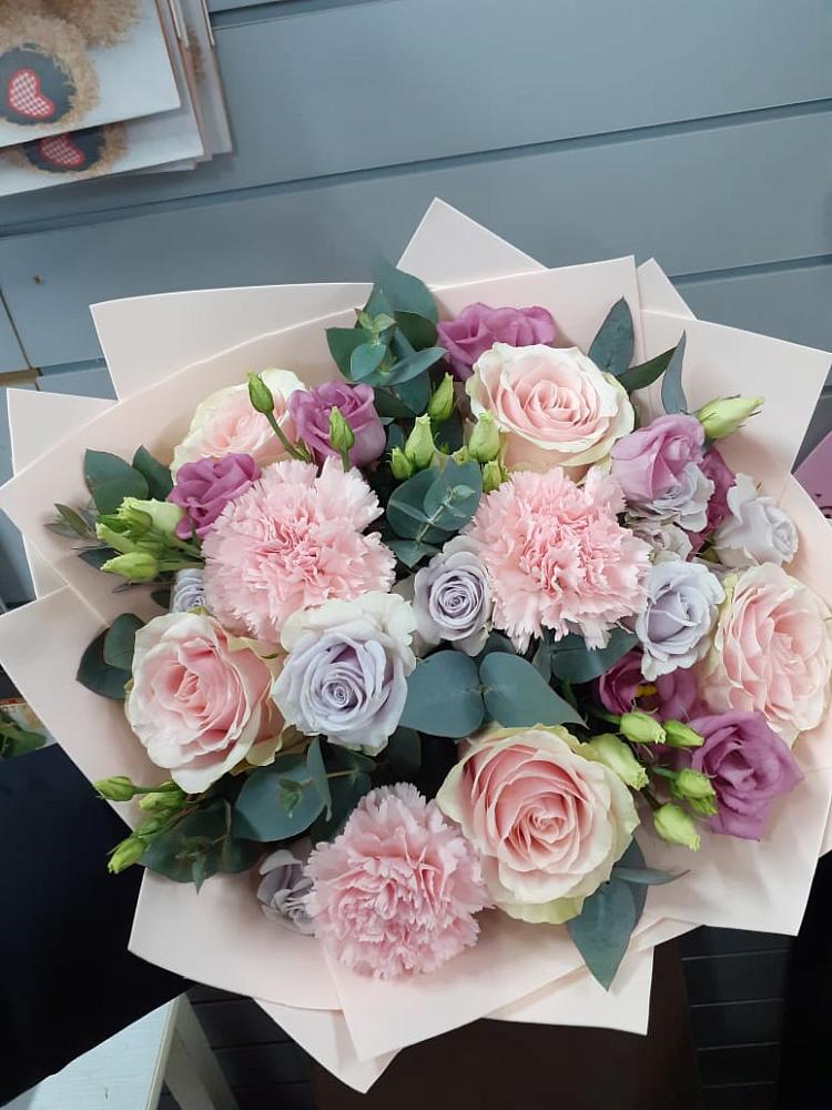 Букет цветов из: Розы, Гвоздики и Лизиантусы в Нижнекабанской