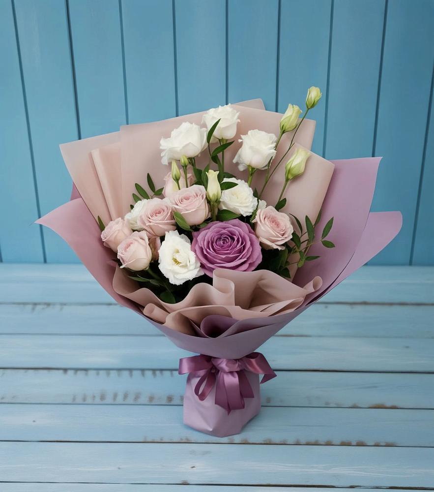 Букет цветов из: Розы и Лизиантусы в Нижнекабанской